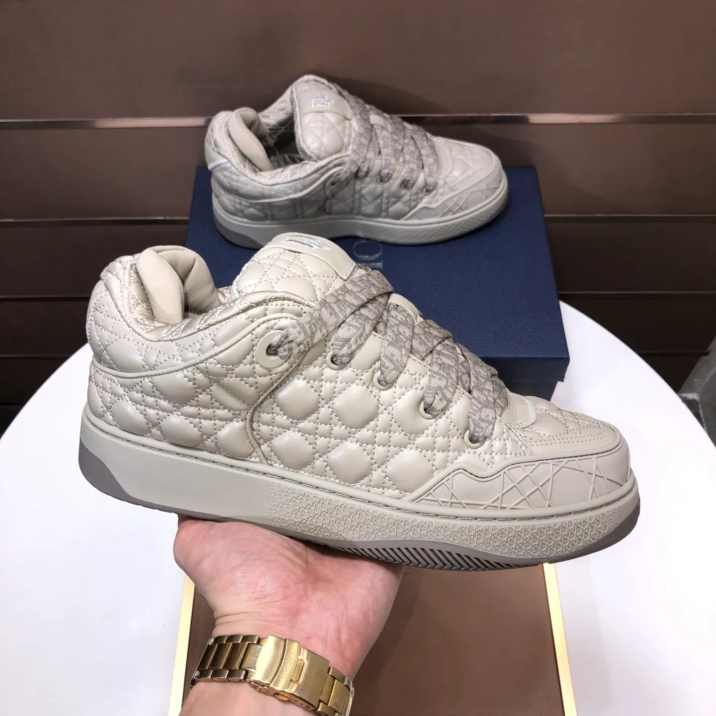 Ex-factory price: 800💶 (top original order) Brand: Dior (Dior) Standard code: Men's size 39-44 (45 customized) Grade: Same as the official website Material: Top original cowhide stitched together Original wear-resistant and lightweight outsole Style category: Fashionable casual shoes Distinguished luxury brand elements top luxury Color: Color of the actual picture